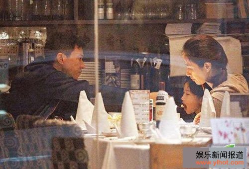 张家辉将食物送入女儿口中